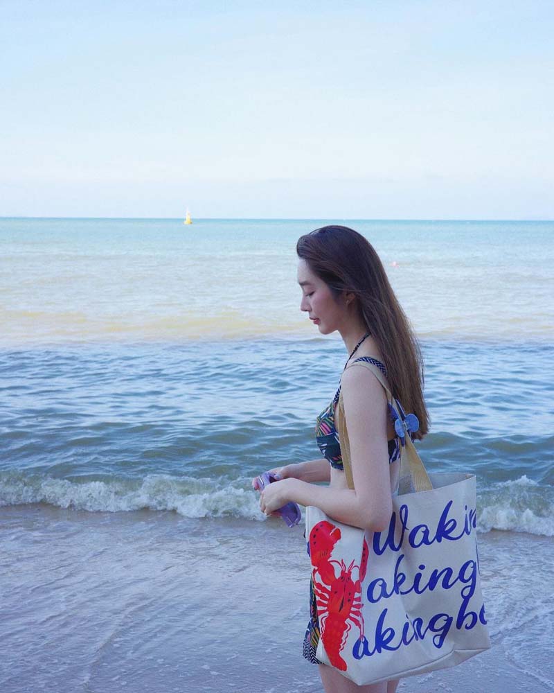 ฐิสา วริฏฐิสา นางเอกวิกหมอชิต สวมทูพีซ อวดผิวขาวโอโม่ ริมทะเล